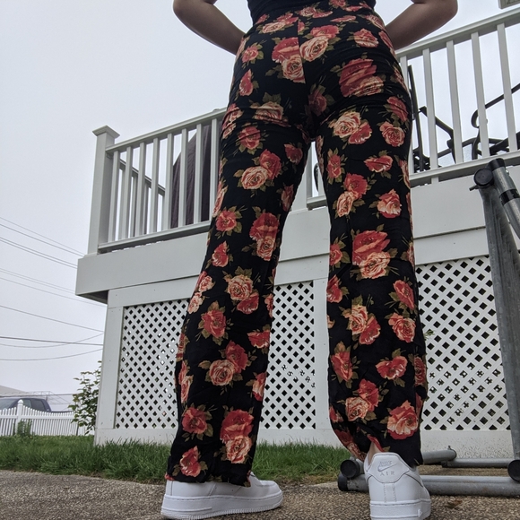 Rose pants 🌹 - Picture 3 of 4